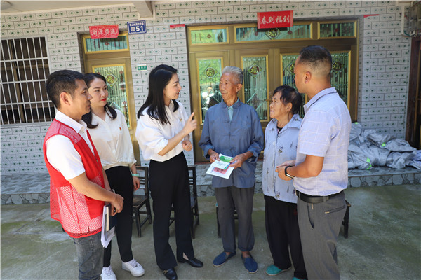 2023-8-31 貴州環(huán)交所黨支部、壩上村黨支部、貴陽產(chǎn)控集團(tuán)金融務(wù)鏈上企業(yè)黨支部聯(lián)合開展主題黨日活動(dòng)6.jpg