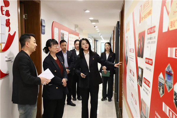 2023-11-27   貴陽產(chǎn)控集團(tuán)黨委委員、副總經(jīng)理劉志宏到貴州環(huán)交所調(diào)研并座談2.jpg